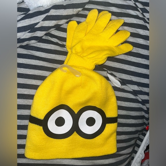 Accessories - 🎉HOST PICK🎉 Despicable Me Minion Winter Hat & Gloves *BRAND NEW/ NEVER WORN*